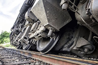 train-fallen-off-tracks-420x280